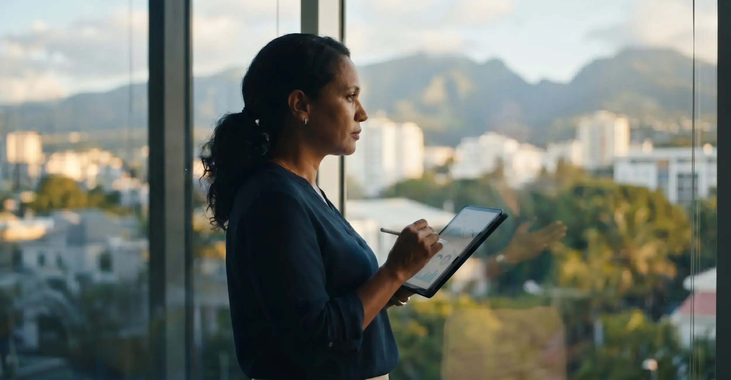 Une directrice d'entreprise qui utilise un logiciel de reporting à La Réunion